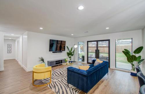 5-BD Modern Central Getaway w Hot Tub - Mins to DT - Foto 9