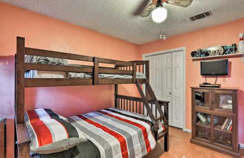 2 Mi to Lake Arlington Spacious Escape with Deck - Foto 19