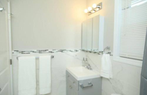 Grace Filled Apartment in Newark - Photo 13