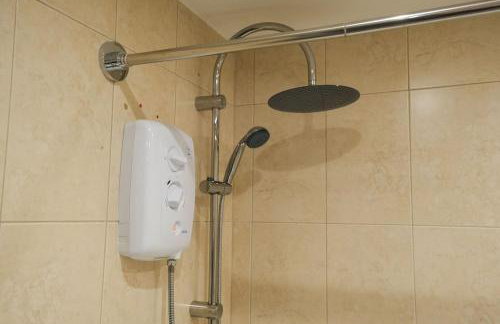 Stupton House, Large 3 Bed House that Sleeps 8 with Full Size Pool Table & FREE Parking - Hosted by Stay Host Save - Foto 13