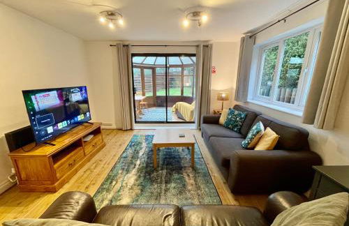 Large 5 bed detached house near Stansted Airport with Parking for 2 vehicles! Stansted Stays - Foto 2