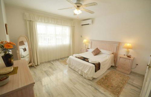 A lovely family villa with heated pool - Photo 8