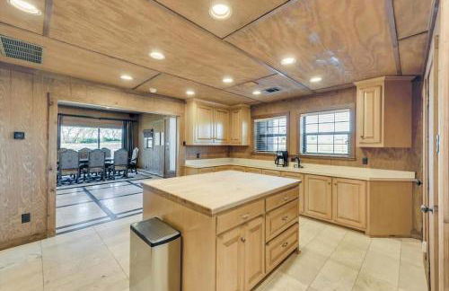 Spacious Ranch Style Home w Cinema Room - Foto 14