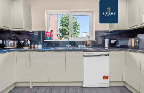 MUIRTON HOUSE - INVOICE and REDUCED PRICE only via SUNRISE SHORT LETS DUNDEE, 4 Bed House, 4 Car Parking, 2 Baths, 5 Smart TVs, Fully Equipped Kitchen, Large Dining and Living Space, Rear Garden, Free WiFi, and ONLY 9 Mins to STANNERGATE Ports - Foto 34