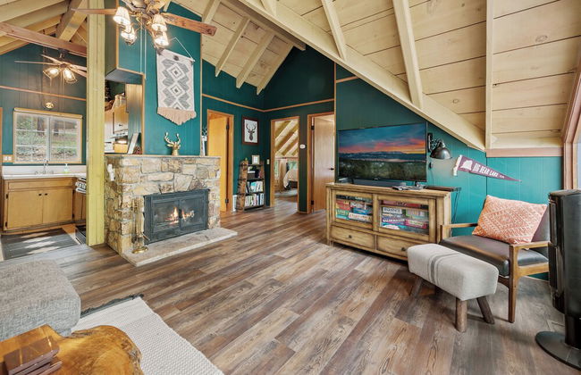 Rest N Relax Inn - Beautiful chalet-style cabin features dramatic forest and slope views! - Foto 27