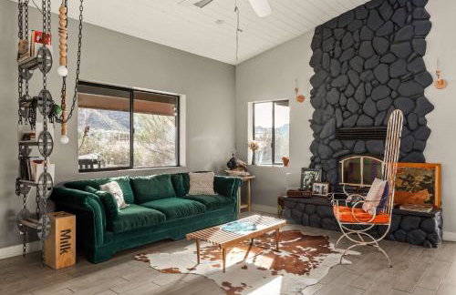 The Outlaw By The Cohost Company - Foto 44