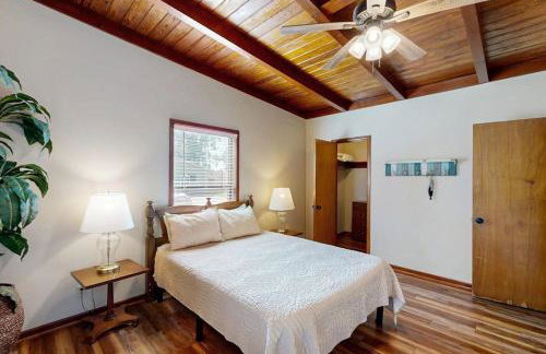 Classic Lakefront Cottage with Private Dock, Lovely Lake View, Backyard & WiFi - Foto 11