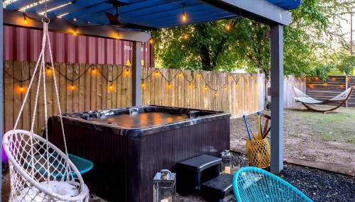 Stylish Home with Pool & Hot Tub near Downtown - Foto 2