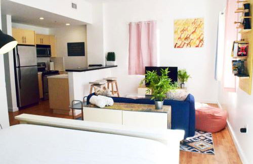 Light-Filled Apt Steps to Beach Convention Center - Foto 13