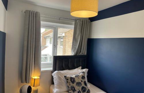 Stylish 3 bed house, private parking , with conservatory, close to KFC, McDonalds, ALDI and ASDA - Photo 14