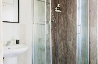 Cozy 3-Bed Retreat Near Manchester Airport Ideal for Families & Groups - Foto 47