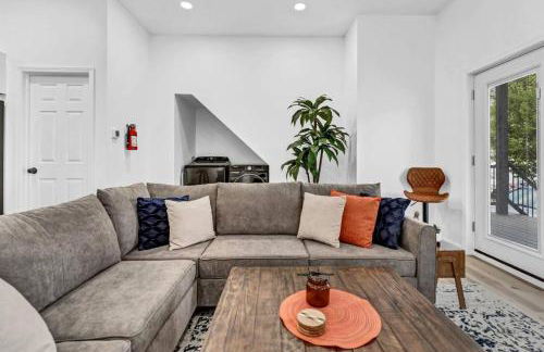 Stylish And Roomy Full House Dtwn - Photo 4