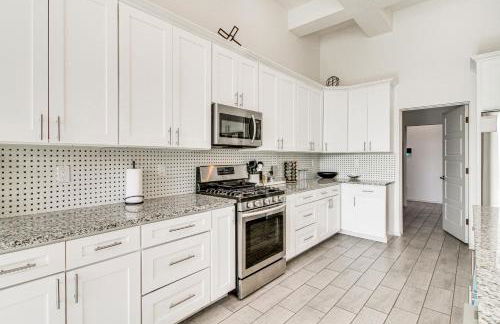 Poolside and Hot Tub Lounging Luxe Rio Rancho Home - Foto 10