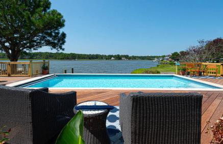 Spacious home with private pool, dock access, and scenic views - Foto 36