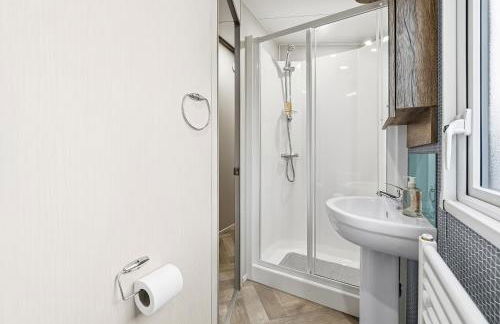 Harbour View at Avocet Crescent - Luxury Lodge with Hot Tub - Hayling Island - Mill Rythe Holiday Village - Photo 9