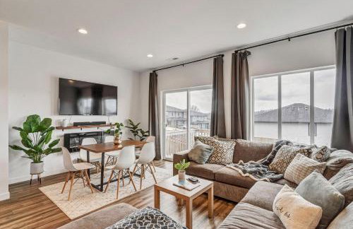 Modern and Bright Townhome with Game Room in S Salem - Foto 5