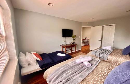 Easy PATH&Bus access- NYC| designer home + Deck. - Photo 14