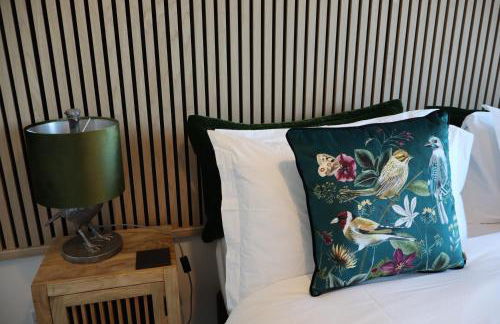 THE HIDEAWAY - LUXURY SELF CATERING COASTAL APARTMENT with PRIVATE ENTRANCE & KEY BOX ENTRY JUST A FEW MINUTES WALK TO THE BEACH, SOLENT WAY WALK, SHOPS and many EATERIES & BARS - FREE OFF ROAD PARKING,FULL KITCHEN, LOUNGE,BEDROOM , BATHROOM & WI-FI - Foto 28