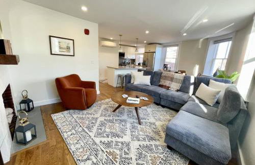 4 King Suites, Downtown, Outlets, Beach, Historic - Photo 8