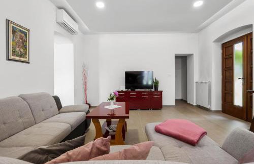 Charming Villa with Pool - Foto 16