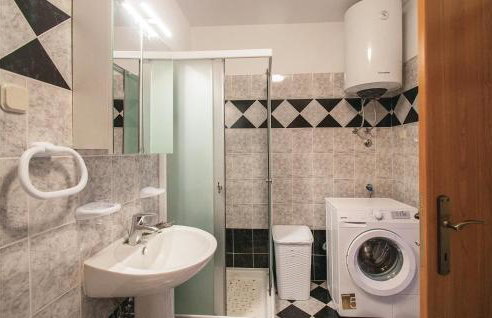 2 Bedroom Awesome Apartment In Labin - Photo 16