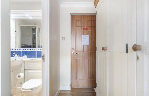 GuestReady - Relaxing Ensuite Room with Balcony - Foto 16