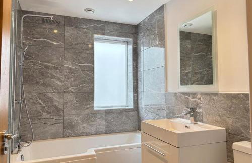 4BR - 3BA - Fast Wi-Fi - Free Parking - Garden - EV Point - Photo 5