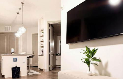 Stunning Lake Views | DART Train | Gym & Pool - Foto 15