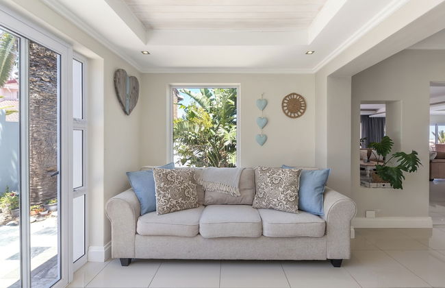 Beachfront, Private Pool, Pizza Oven, Pool Table, Fast Internet, Family Friendly - Photo 16