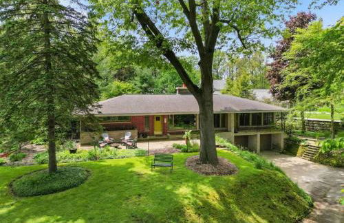 Mid Century Beauty with Huge Sunny Porch - Foto 23