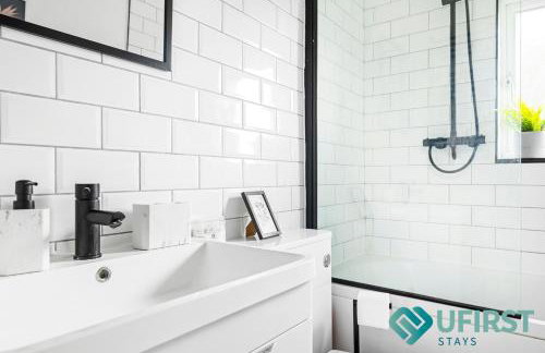 Ideal 4BR Home - Near City Hospital, Sherwood, Clinton Market, QMC & City Centre - Sleeps 8 - Foto 8