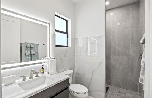 Modern Waterfront Bliss - Foto 10