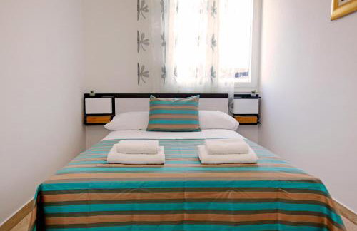 Modern 2-Bed Apt, Late check in available - Photo 27