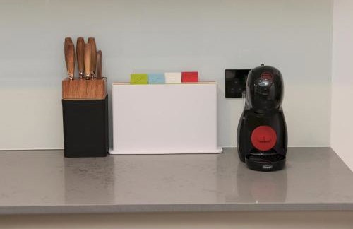 Architect-Designed Luxury Retreat 3BR Chessington - Pass the Keys - Photo 15