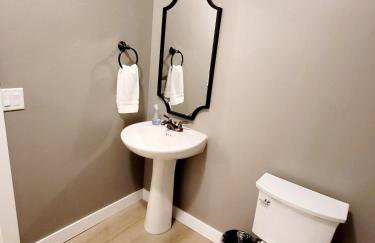 Cedar Getaway - Hot Tub, Private Sauna, Pool-Pong! - Foto 19