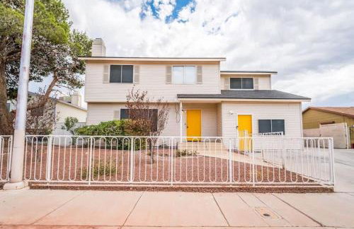 Luxury Living Just Steps from the Strip - Foto 27