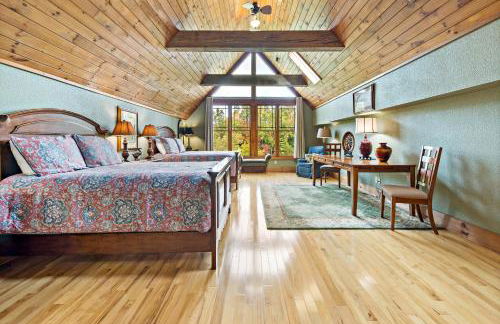 Lakefront Retreat Luxury Home with Private Dock - Photo 36