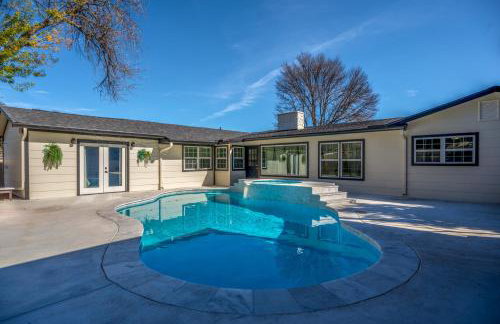 Relaxed Luxury Pet Friendly Home with Pool and Backyard Lounge in San Antonio, TX - Foto 60