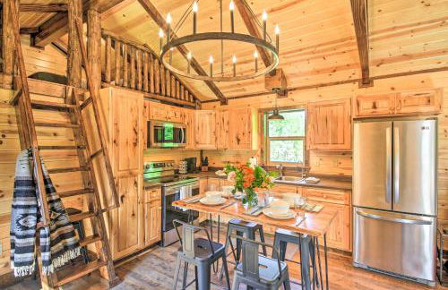 Rustic-Chic Woodland Hideaway with Hot Tub! - Foto 7