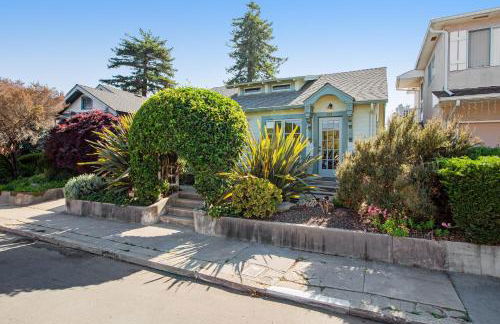 Steps to Sand Beach Hill Bungalow with Patio - Foto 1