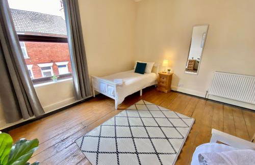 EasyRest House 1 Grantham - 6 Beds & Free Parking - Spacious & Comfy - Access to A1, Town Centre & Shops - Foto 8