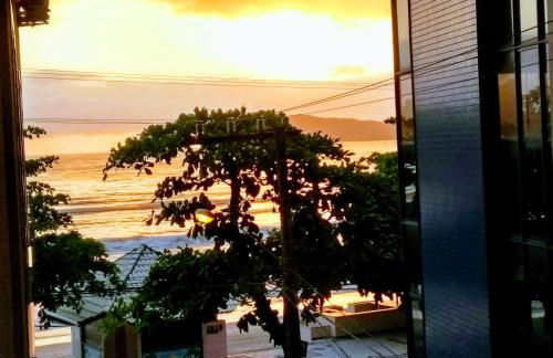 Apê Beira Mar Balneário Camboriú Pé na Areia próximo a Roda gigante Com Churrasqueira e garagem de fácil acesso poucos metros do Mundial de Beach tennis - Foto 1
