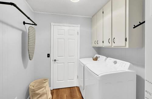 3 Bedrooms 8 Guests Modern Ranch Retreat on Half Acre - Foto 15