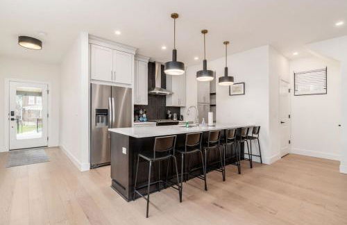 Luxury Escape 4BR 3 bath Oasis in Historic Old Town - Foto 15