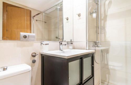 Seaside stay with large terrace, pool & parking REMS - Foto 25