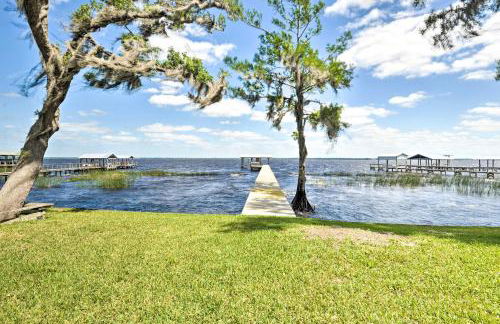 Renovated Crescent Lake Escape with Waterfront Deck! - Foto 23