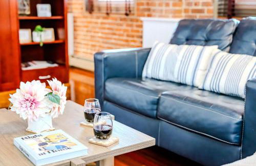 Jennifer's Historic Riverfront Loft Private Patio - Foto 1