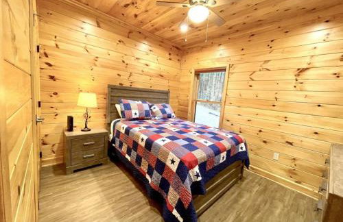 Charming, pet friendly cabin, perfect for fishing, family, hiking and R&R! 2 Bedroom Cabin by RedAwning - Foto 16