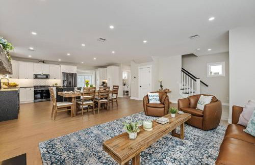 Renovated & Sophisticated Home Near Beach & Shops! - Photo 56