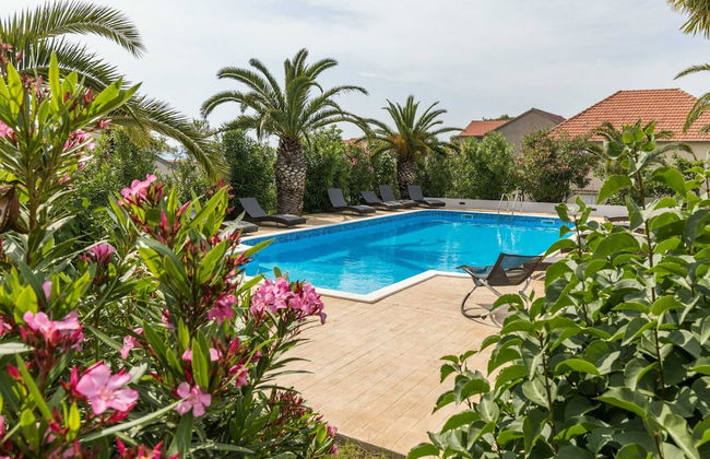 Modern Holiday Home With Pool - Foto 18